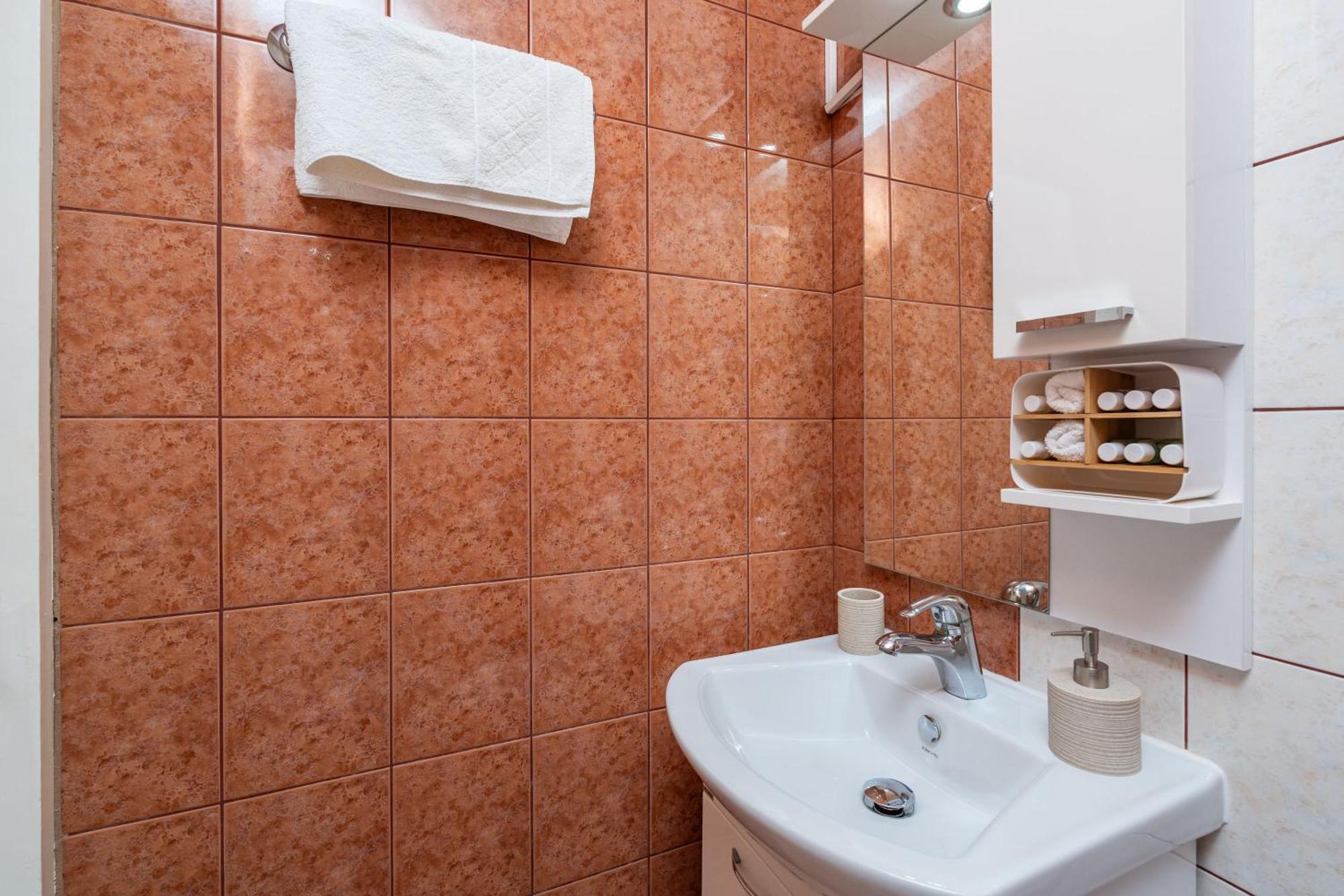 Apartments And Room Lora 3*