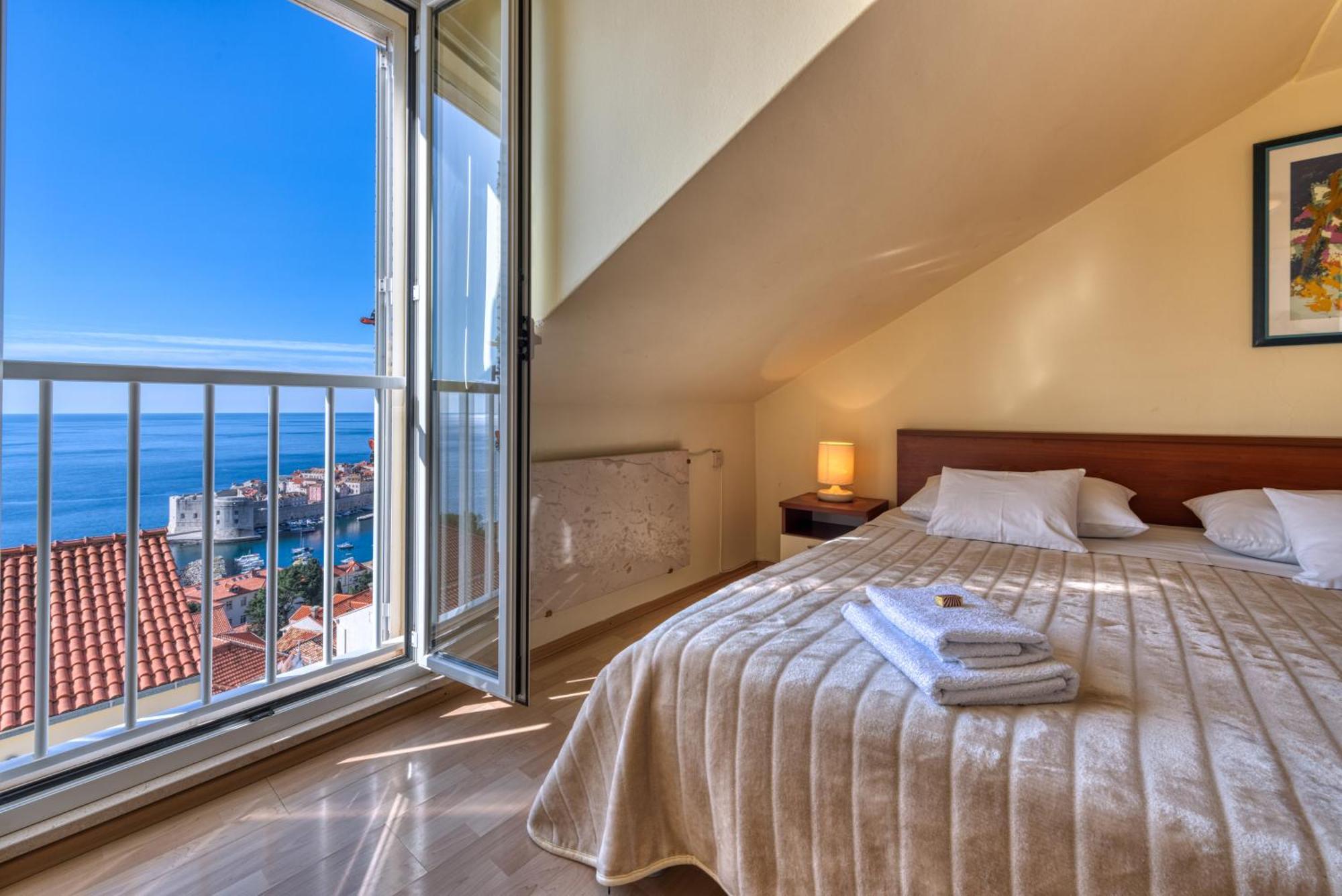 Portolan's Amazing Old Town & Sea View Apartment *