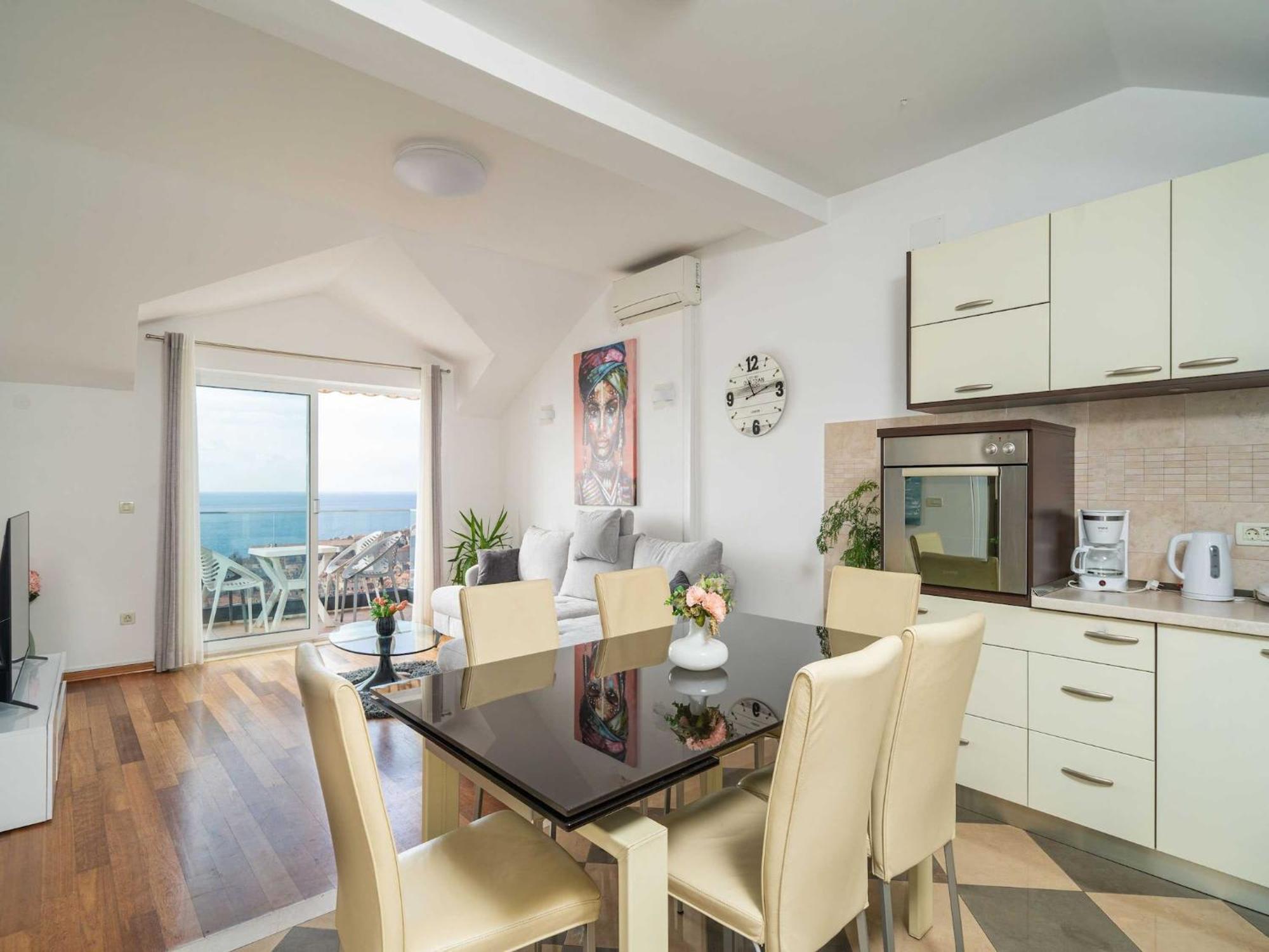 Apartment Isabora - Comfort Three-bedroom With Balcony And Sea View Second Floor