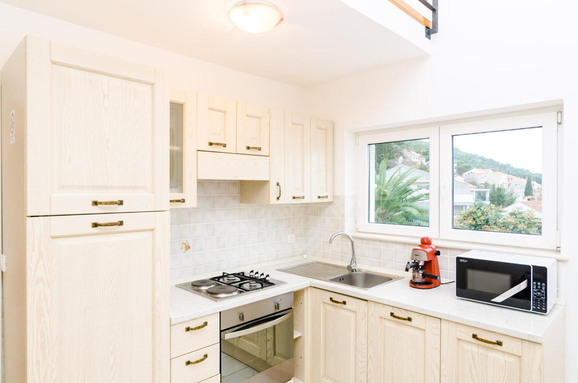 Sea View Chic: *