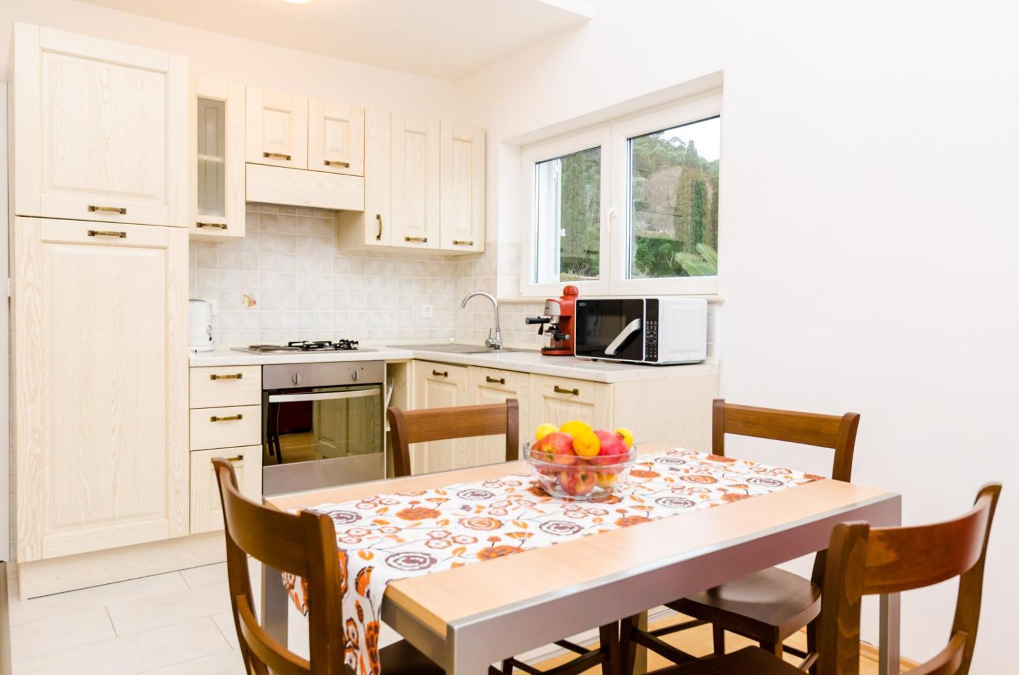 Sea View Chic: *