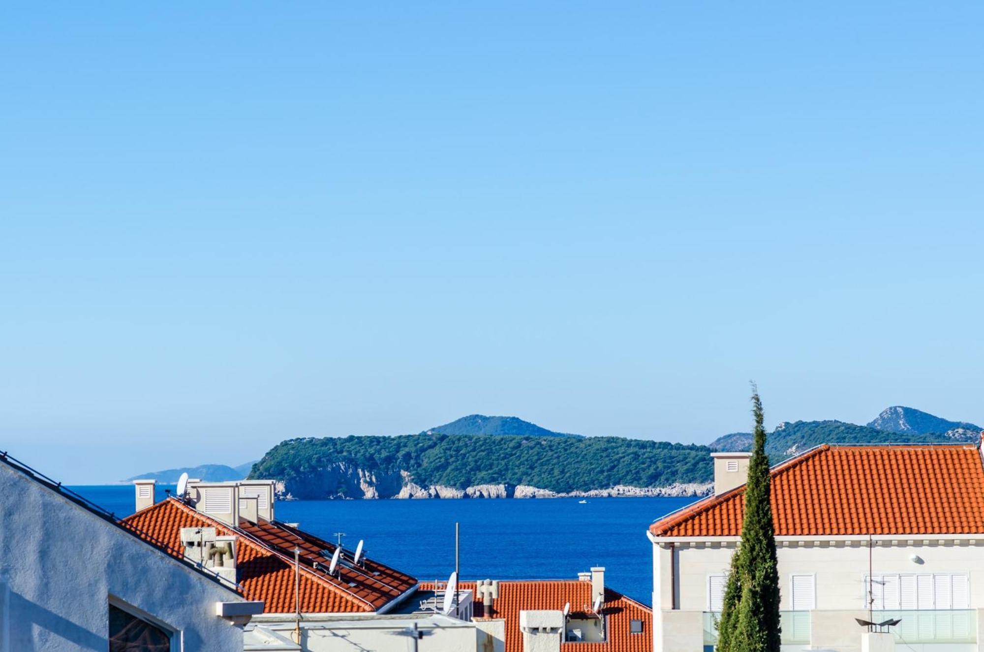 Apartment Seaside Terrace Apartment: Beachfront Comfort With Wi-fi