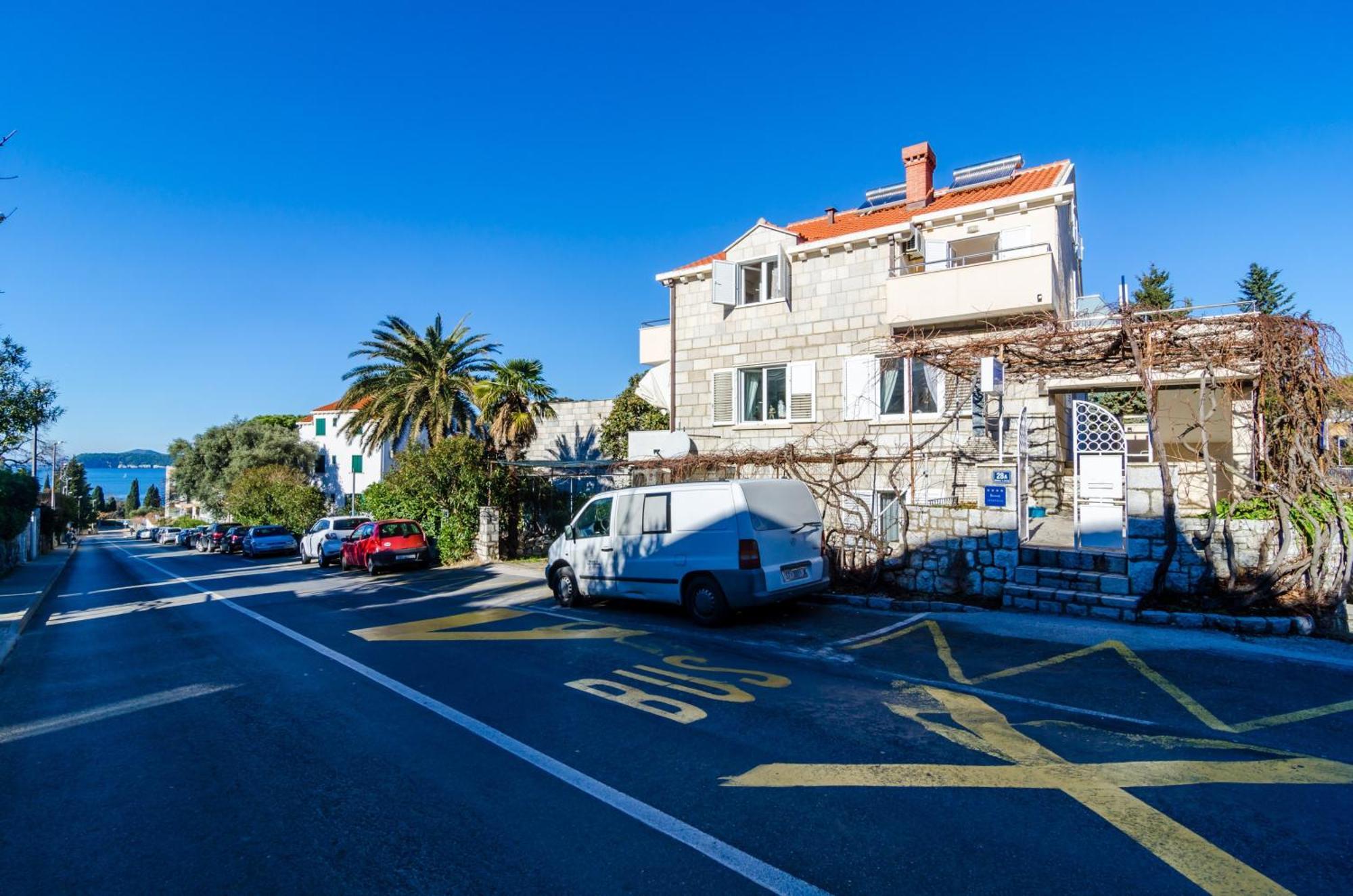 Seaside Terrace Apartment: Beachfront Comfort With Wi-fi Apartment *