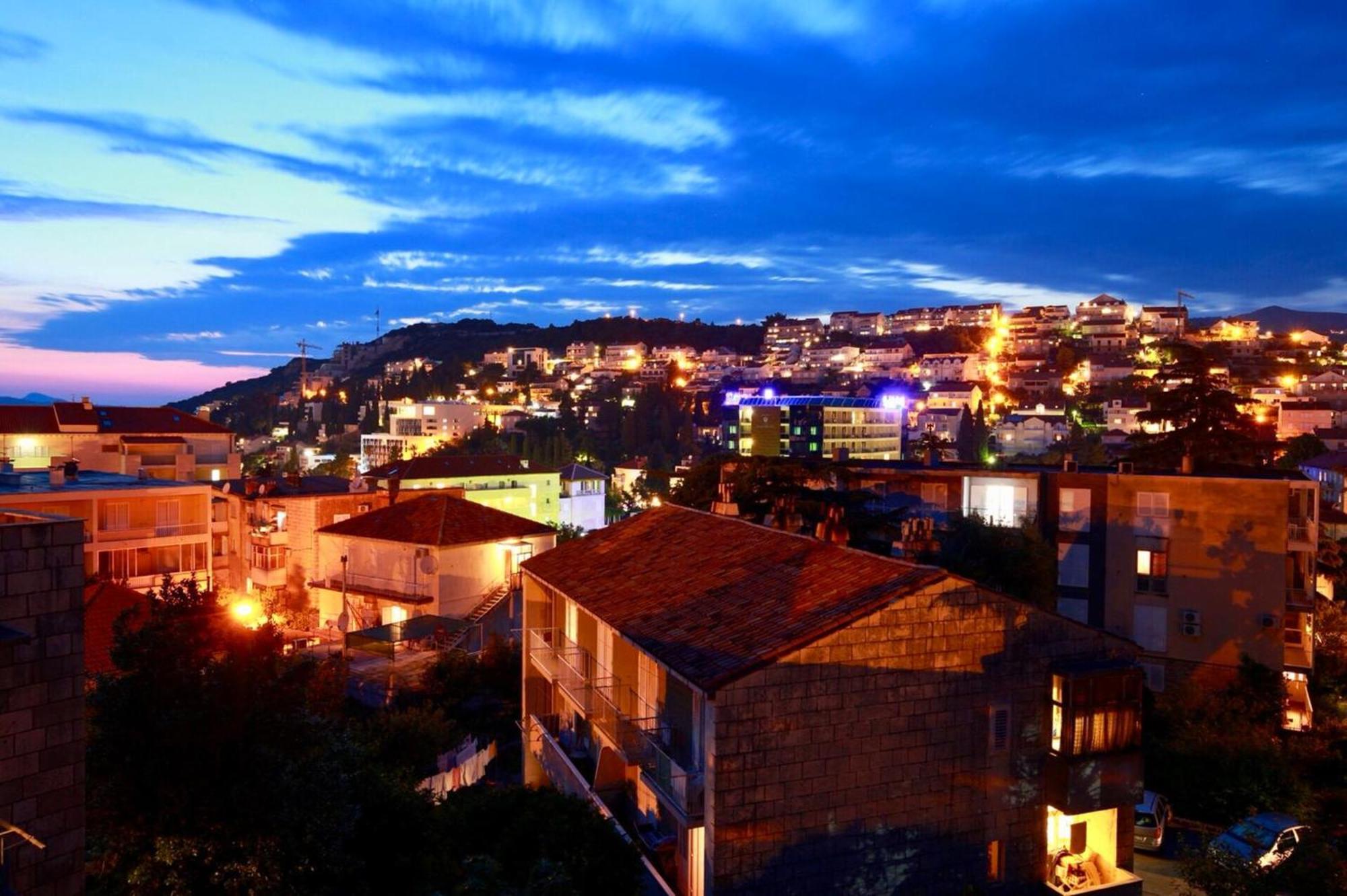 Seaside Terrace Apartment: Beachfront Comfort With Wi-fi Apartment Dubrovnik