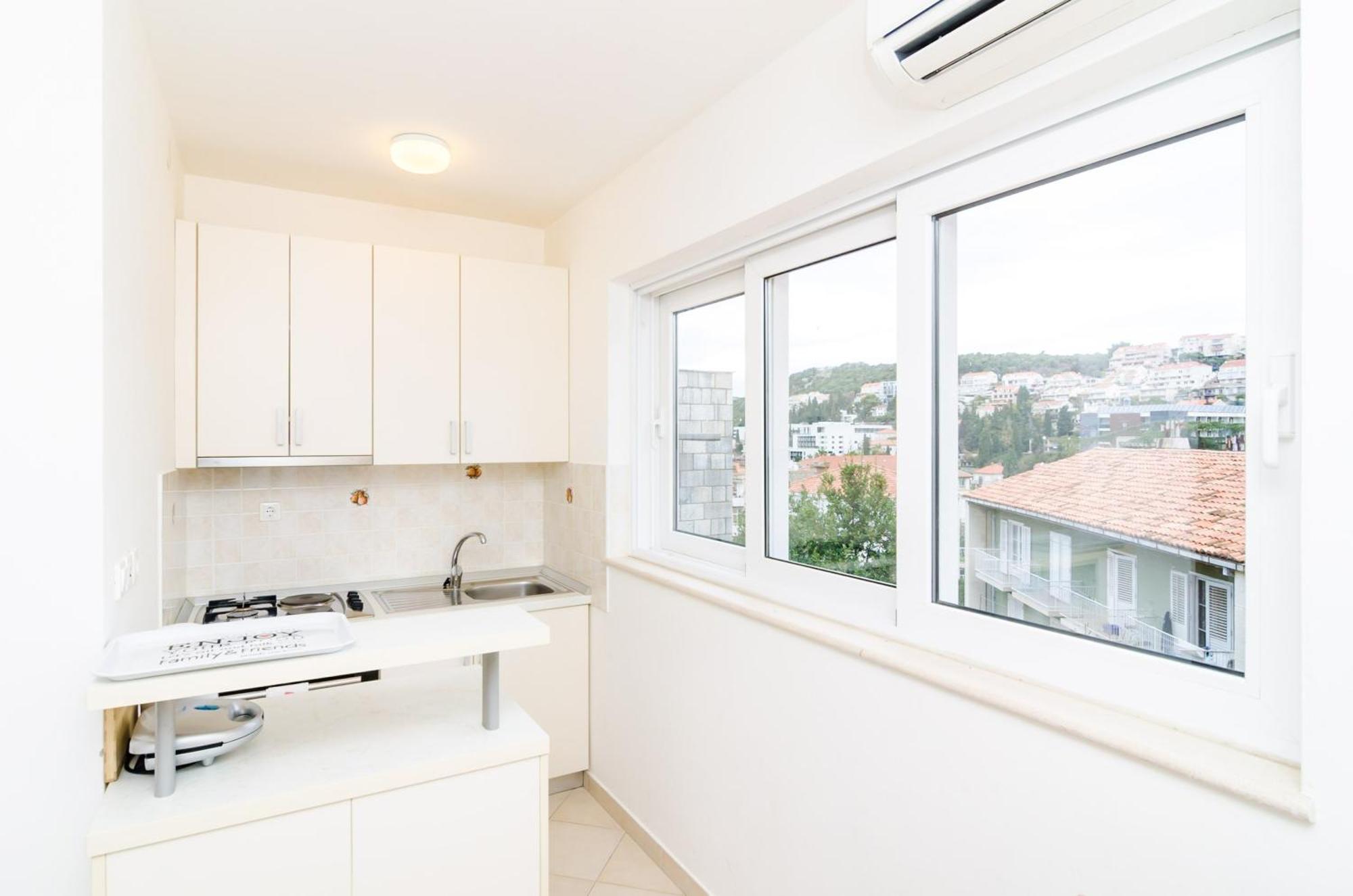 Apartment Seaside Terrace Apartment: Beachfront Comfort With Wi-fi Dubrovnik