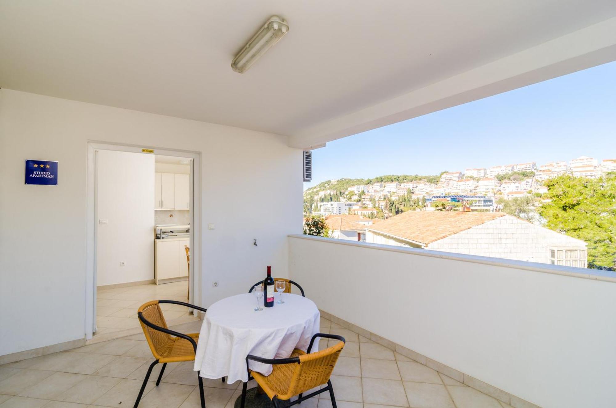 Seaside Terrace Apartment: Beachfront Comfort With Wi-fi Apartment