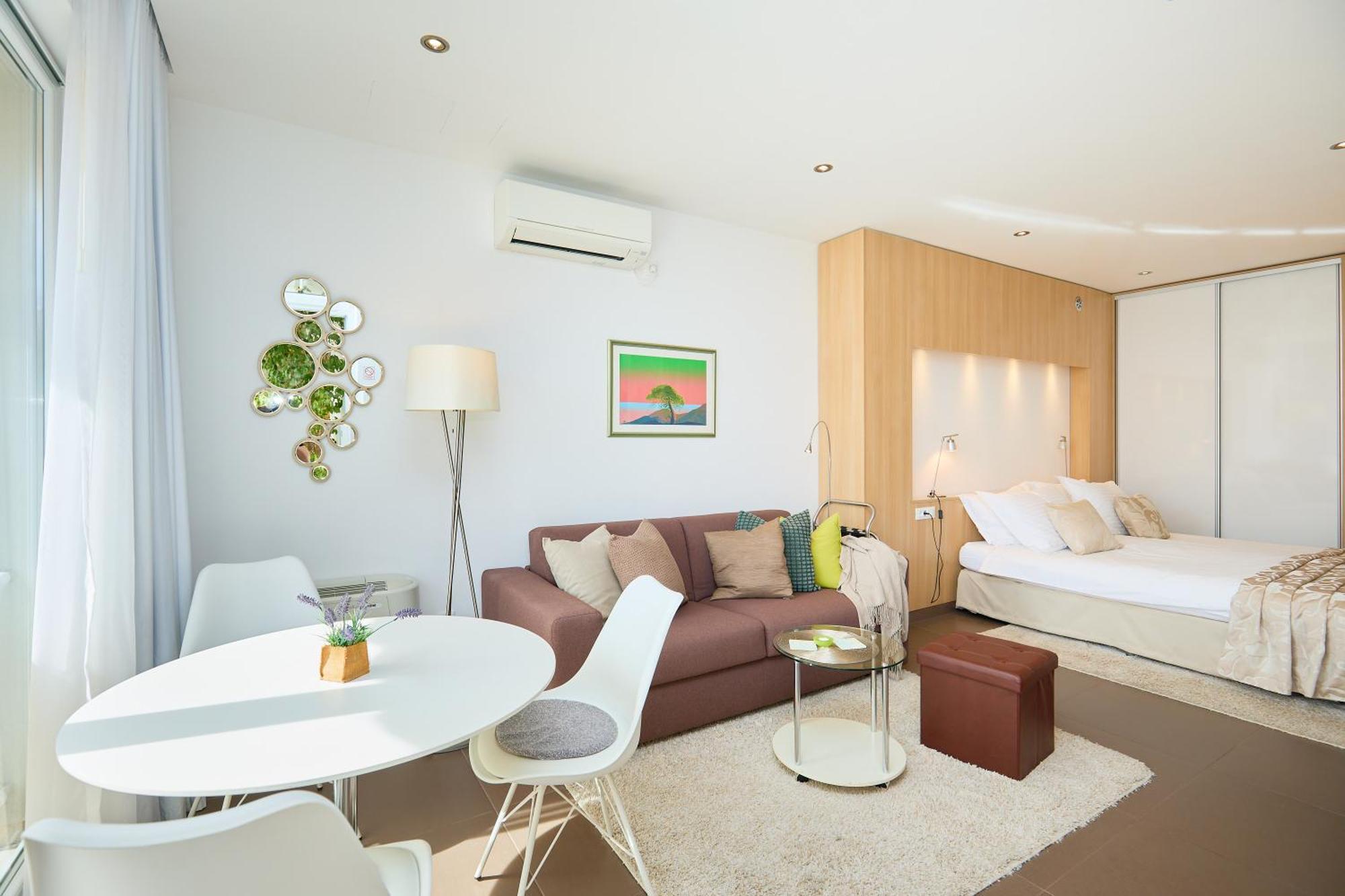 New & Stylish With A Lush Private Garden Apartment