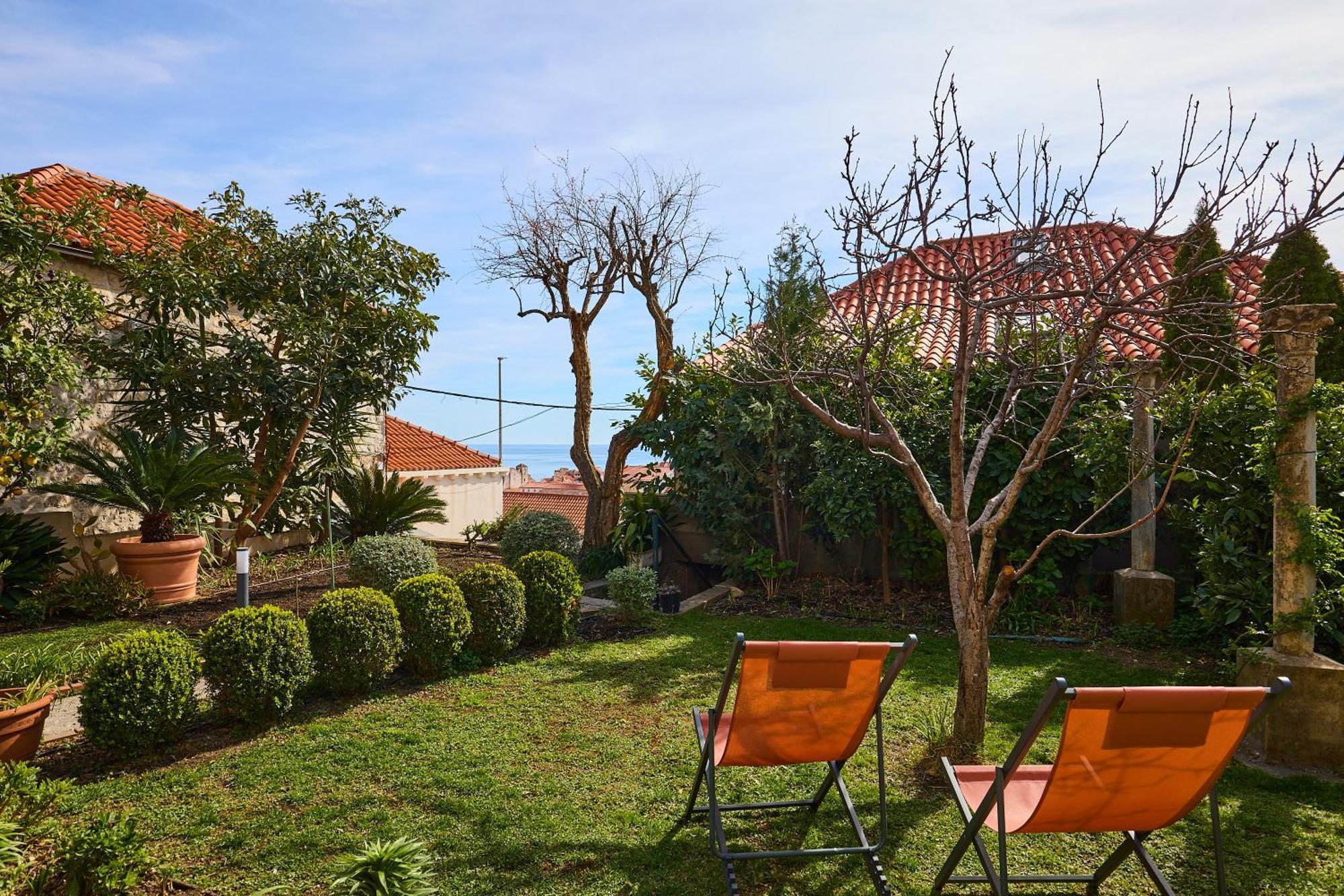 New & Stylish With A Lush Private Garden