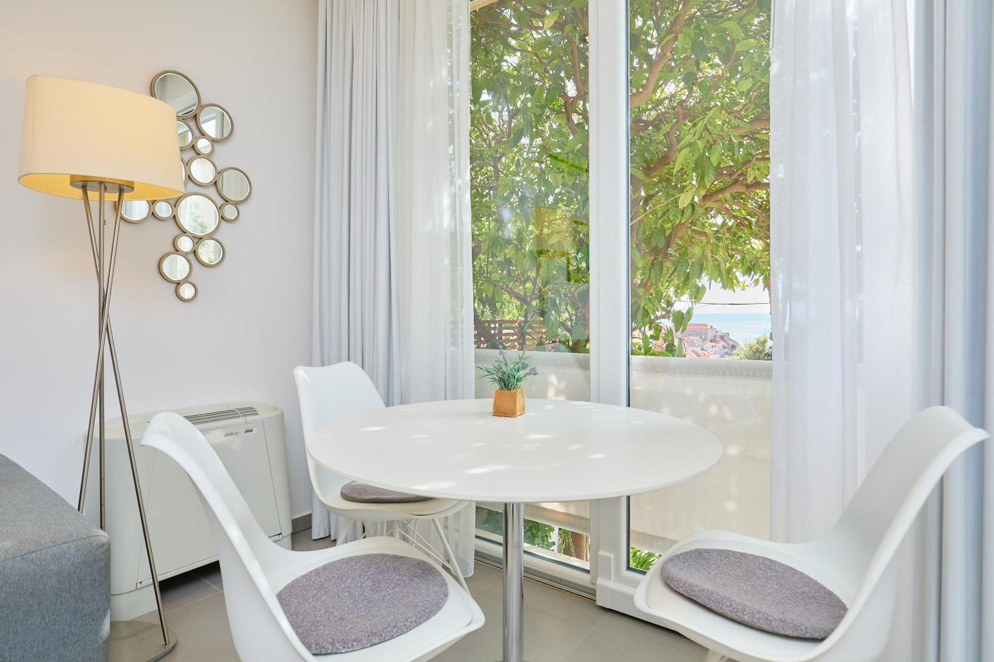 New & Stylish With A Lush Private Garden Apartment