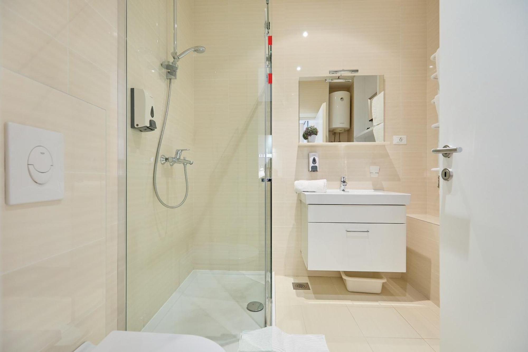 Apartment New & Stylish With A Lush Private Garden *