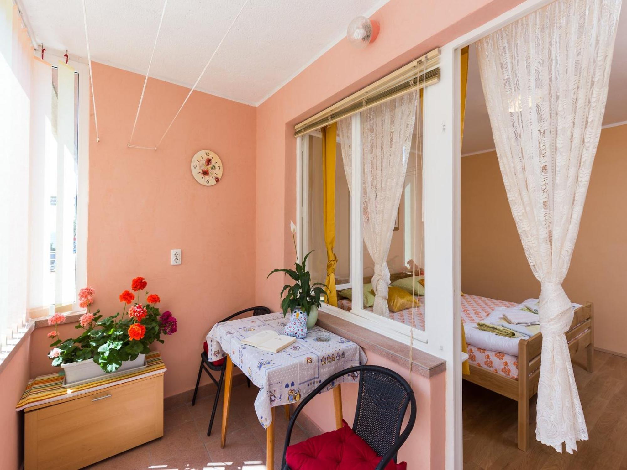 Lolo - Two Bedroom With Loggia And Street View