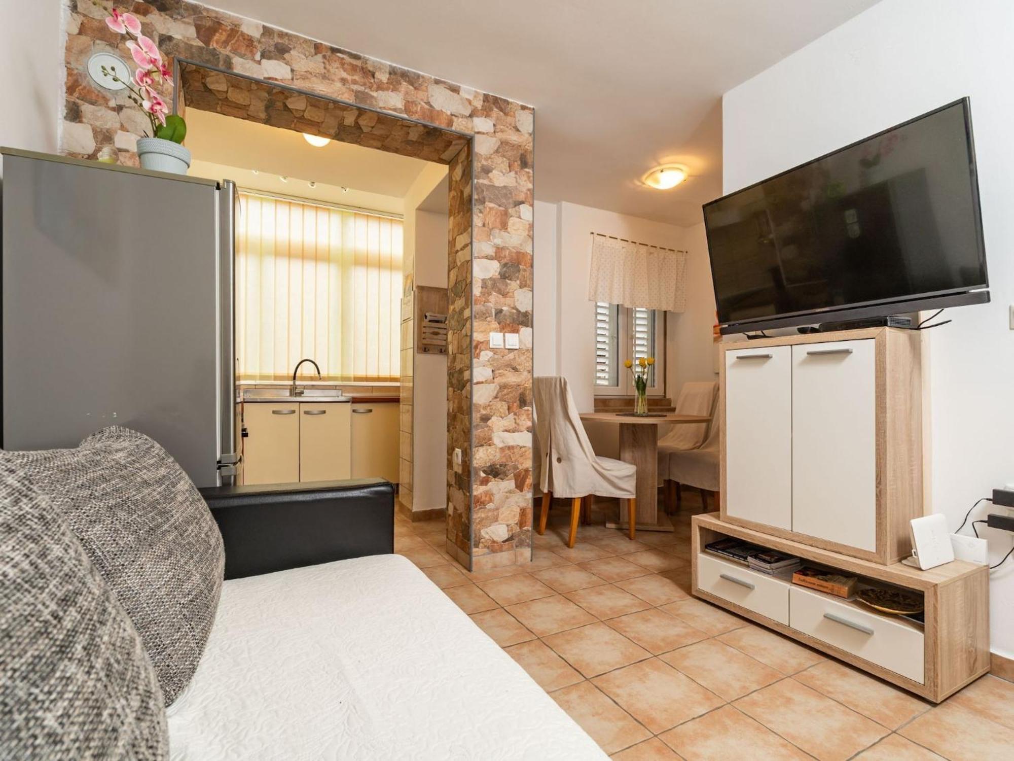 Apartment Lolo - Two Bedroom With Loggia And Street View