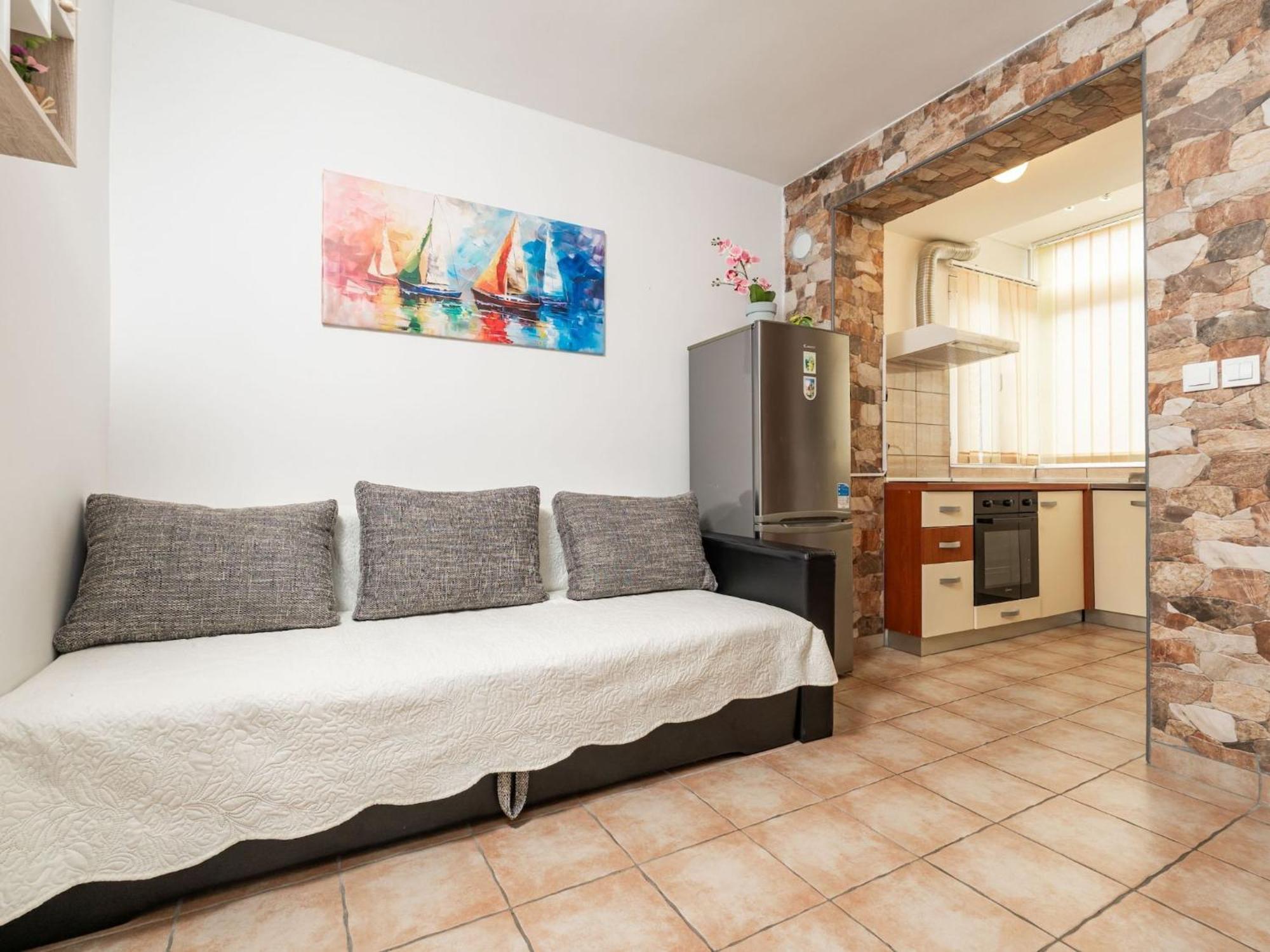 Apartment Lolo - Two Bedroom With Loggia And Street View