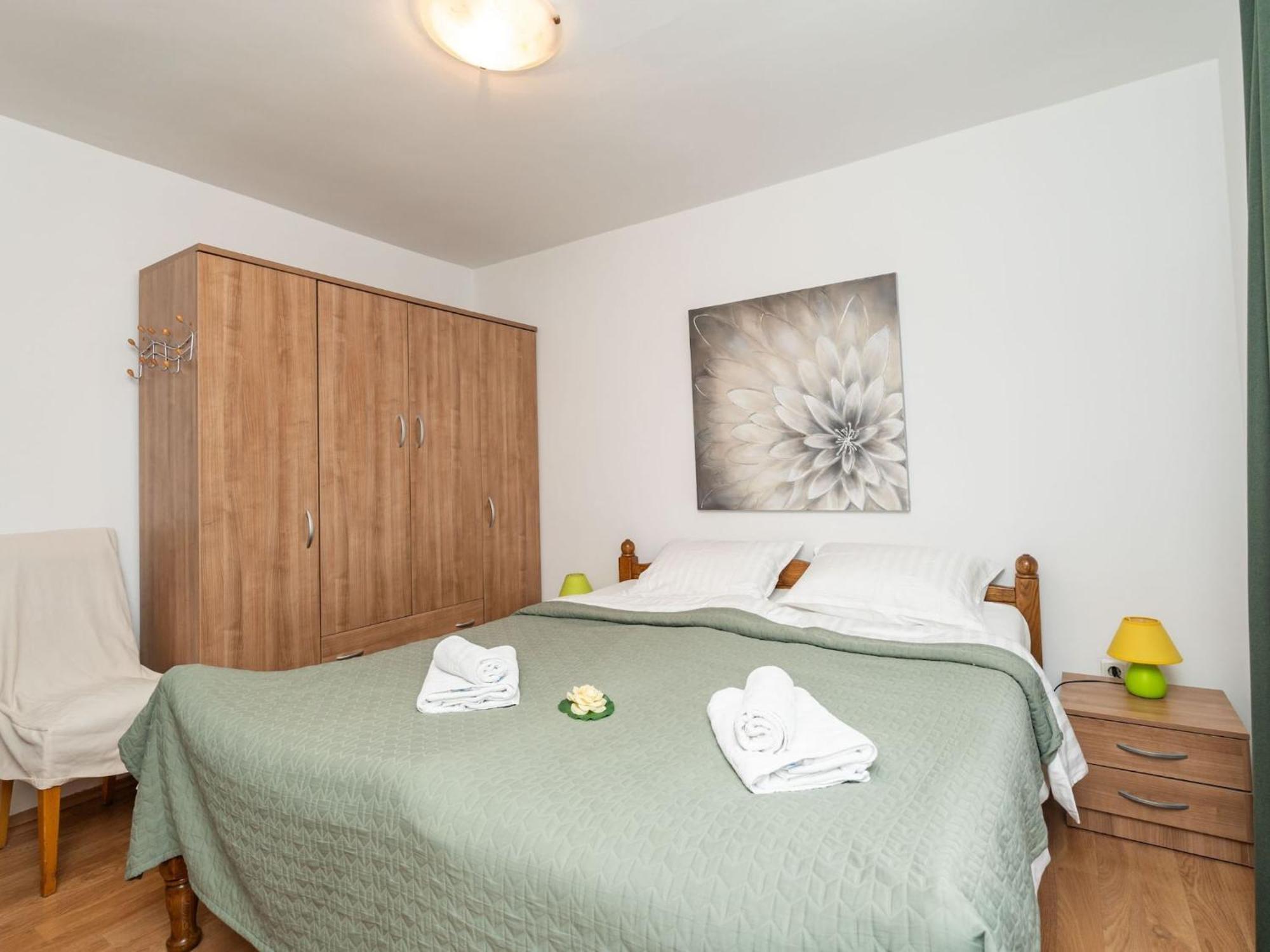 Lolo - Two Bedroom With Loggia And Street View Apartment *