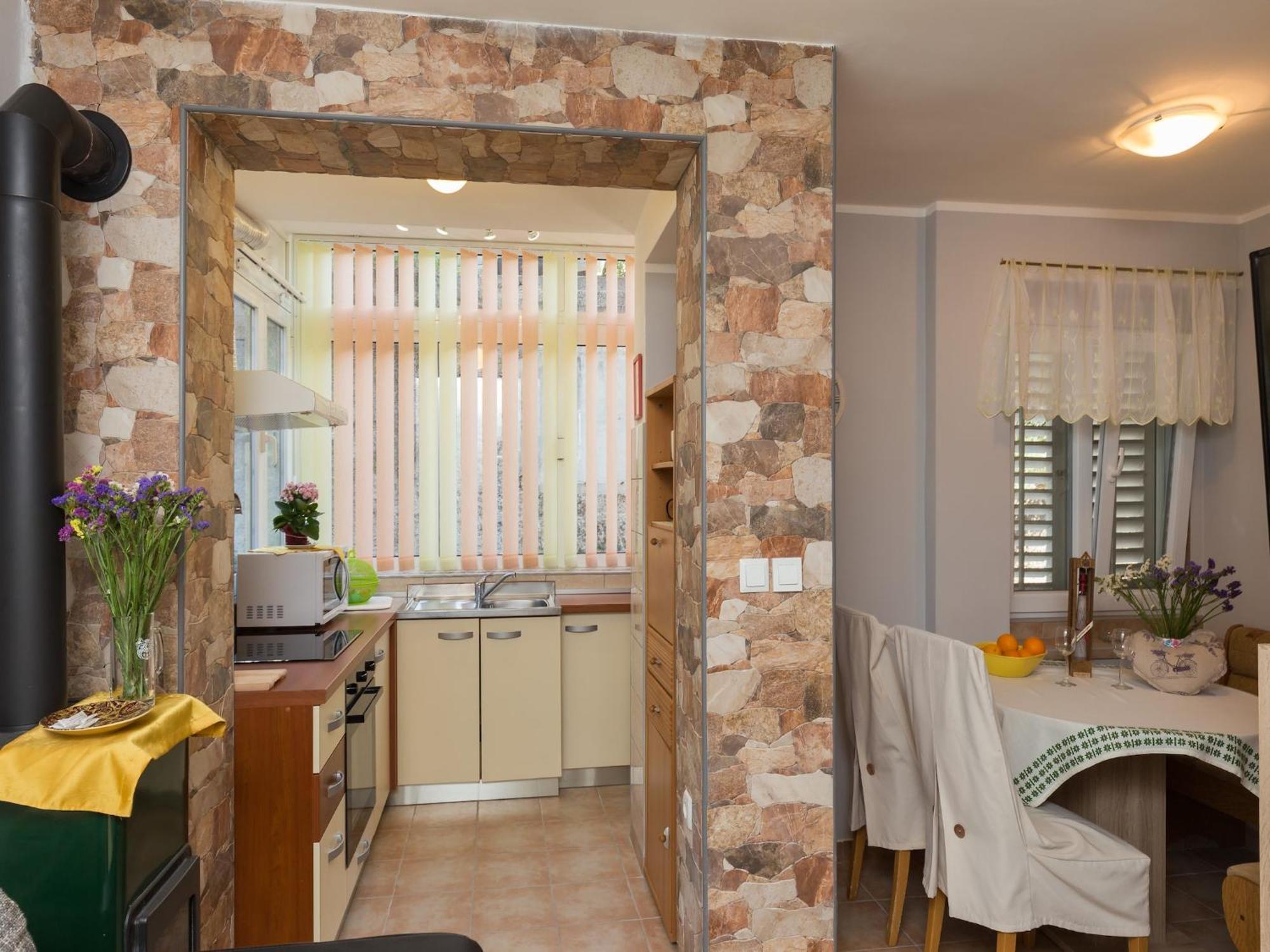 Lolo - Two Bedroom With Loggia And Street View *