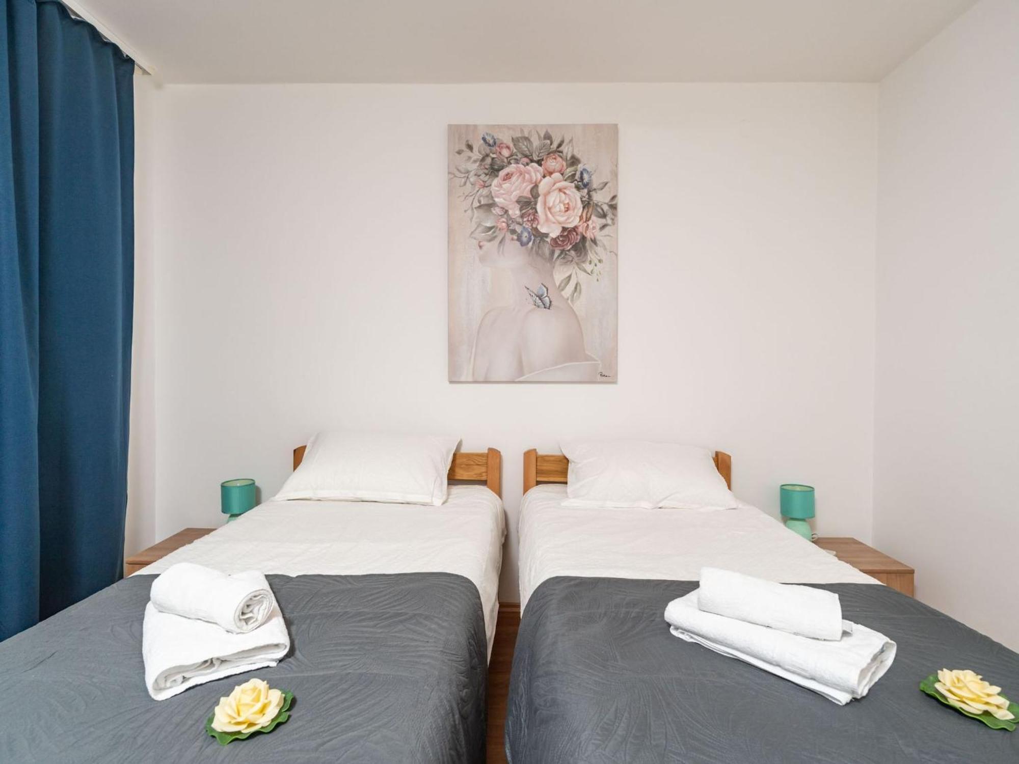 Lolo - Two Bedroom With Loggia And Street View Apartment