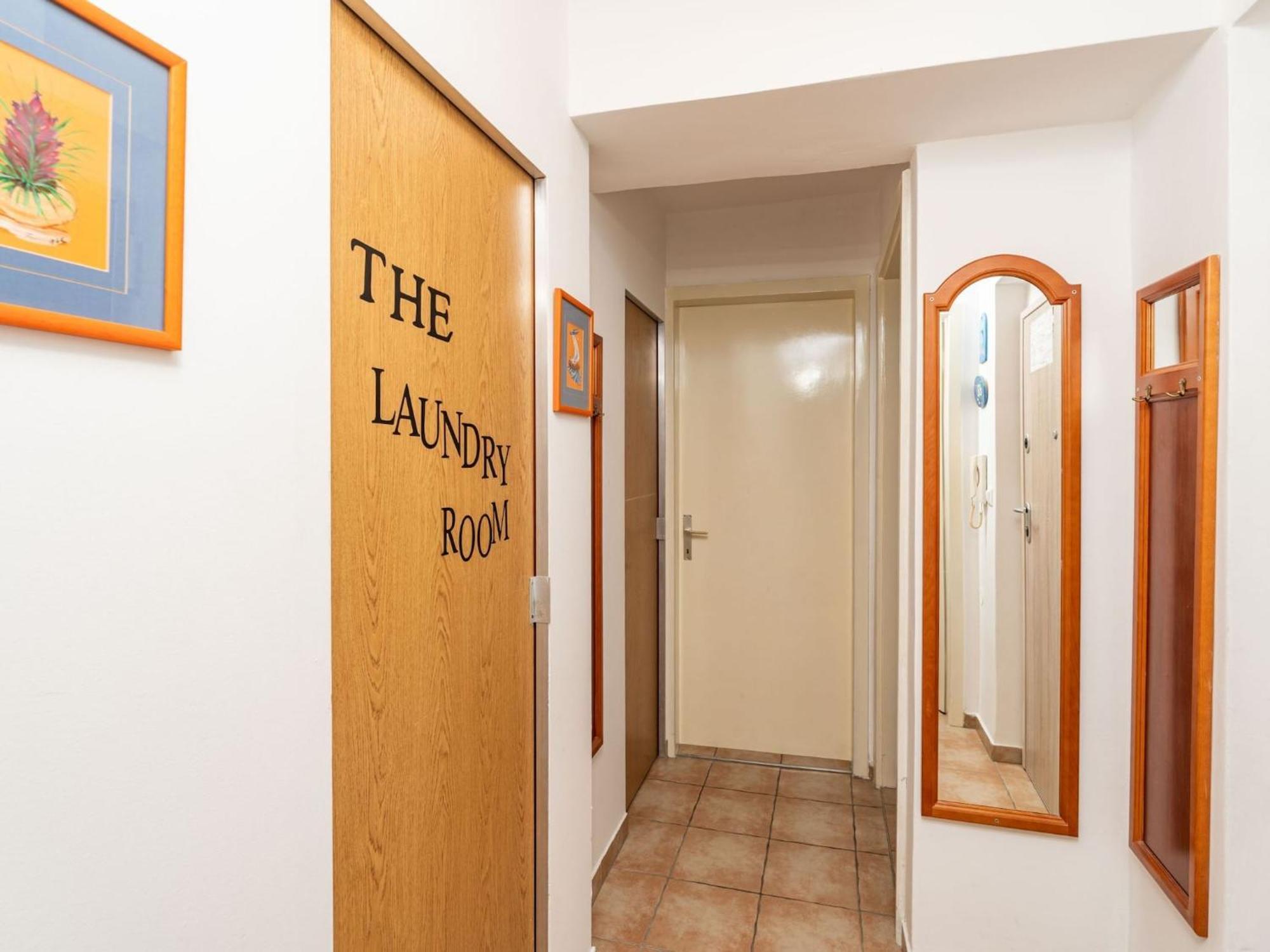 Lolo - Two Bedroom With Loggia And Street View *