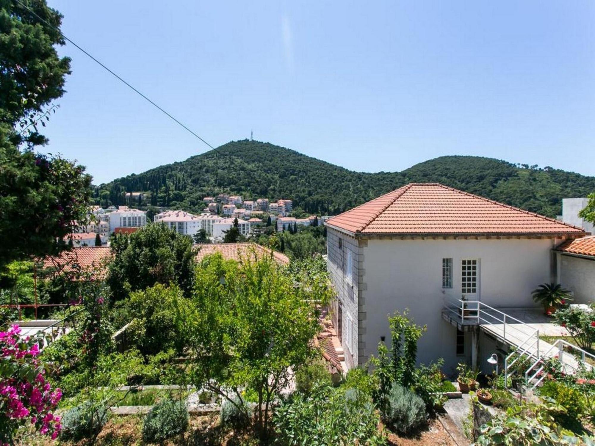 Elelu - One-bedroom With Terrace *