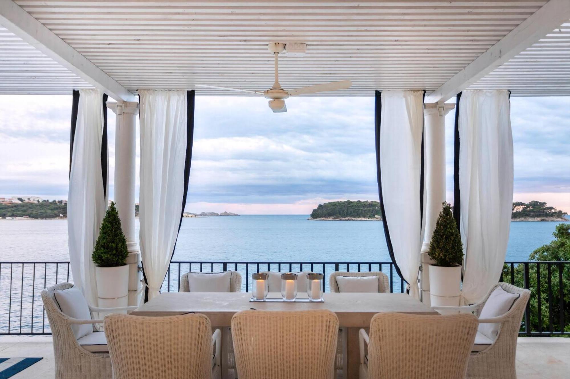 Villa Elegant Lozica 4 Bedrooms Palazio Seafront Beautiful Infinity Pool *