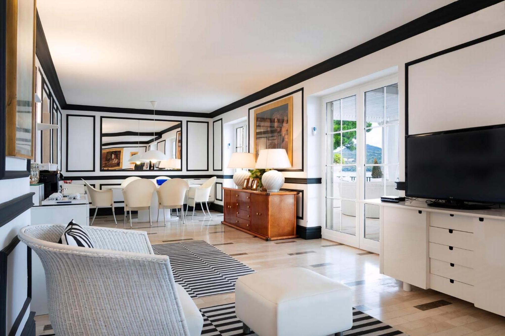 Elegant Lozica 4 Bedrooms Palazio Seafront Beautiful Infinity Pool *