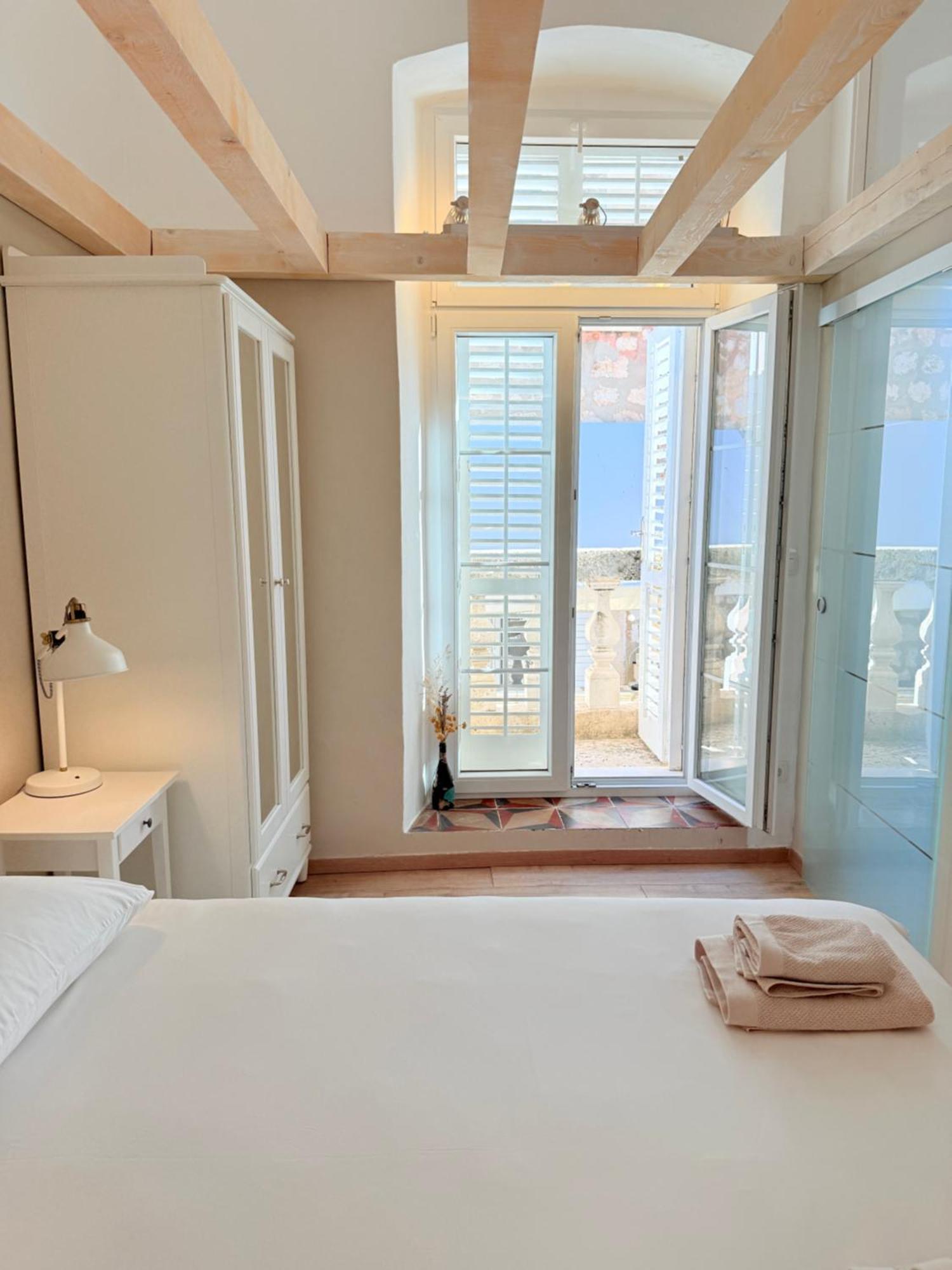 Midtown Apartment *
