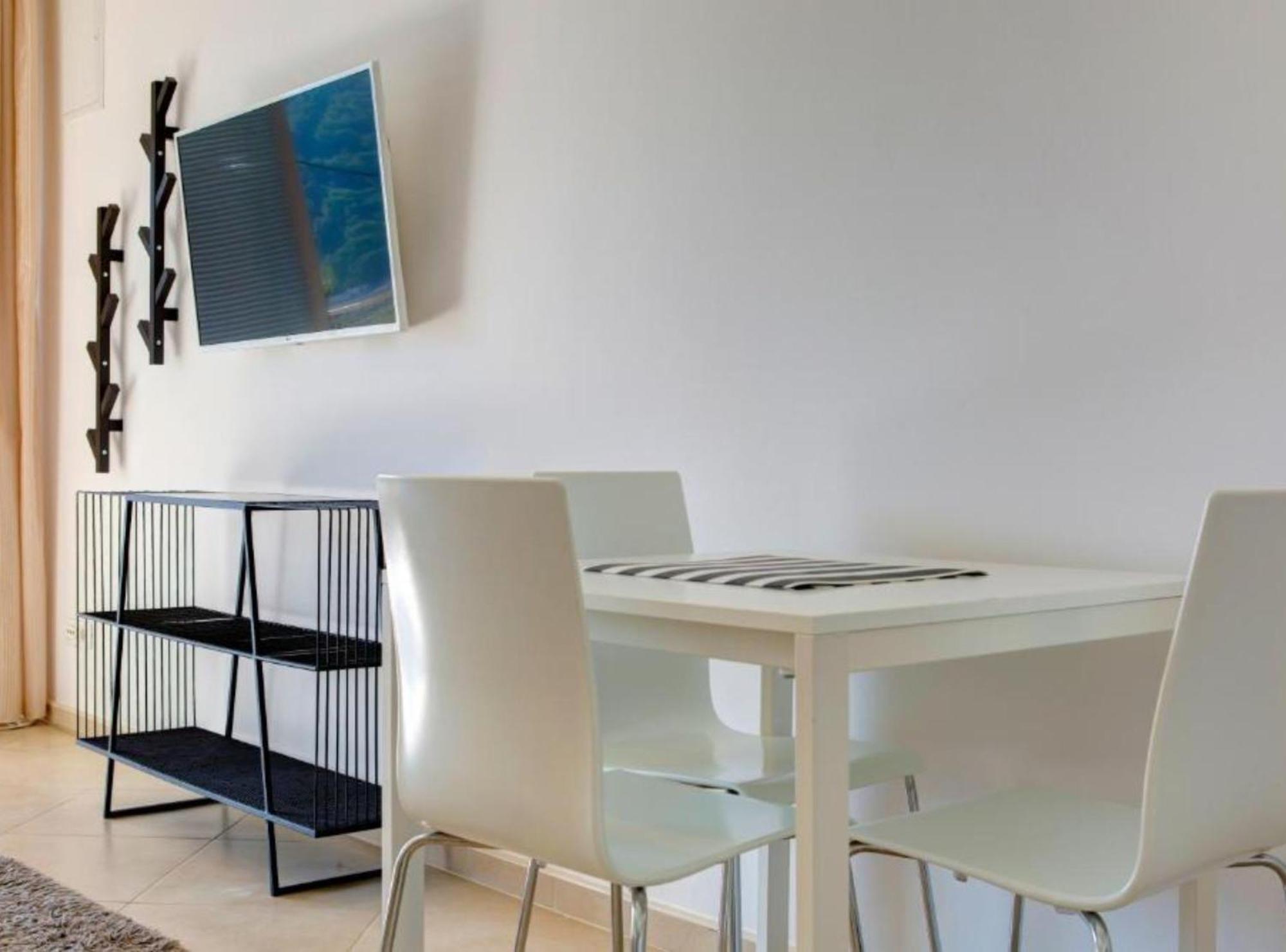 Apartment By The Sea *