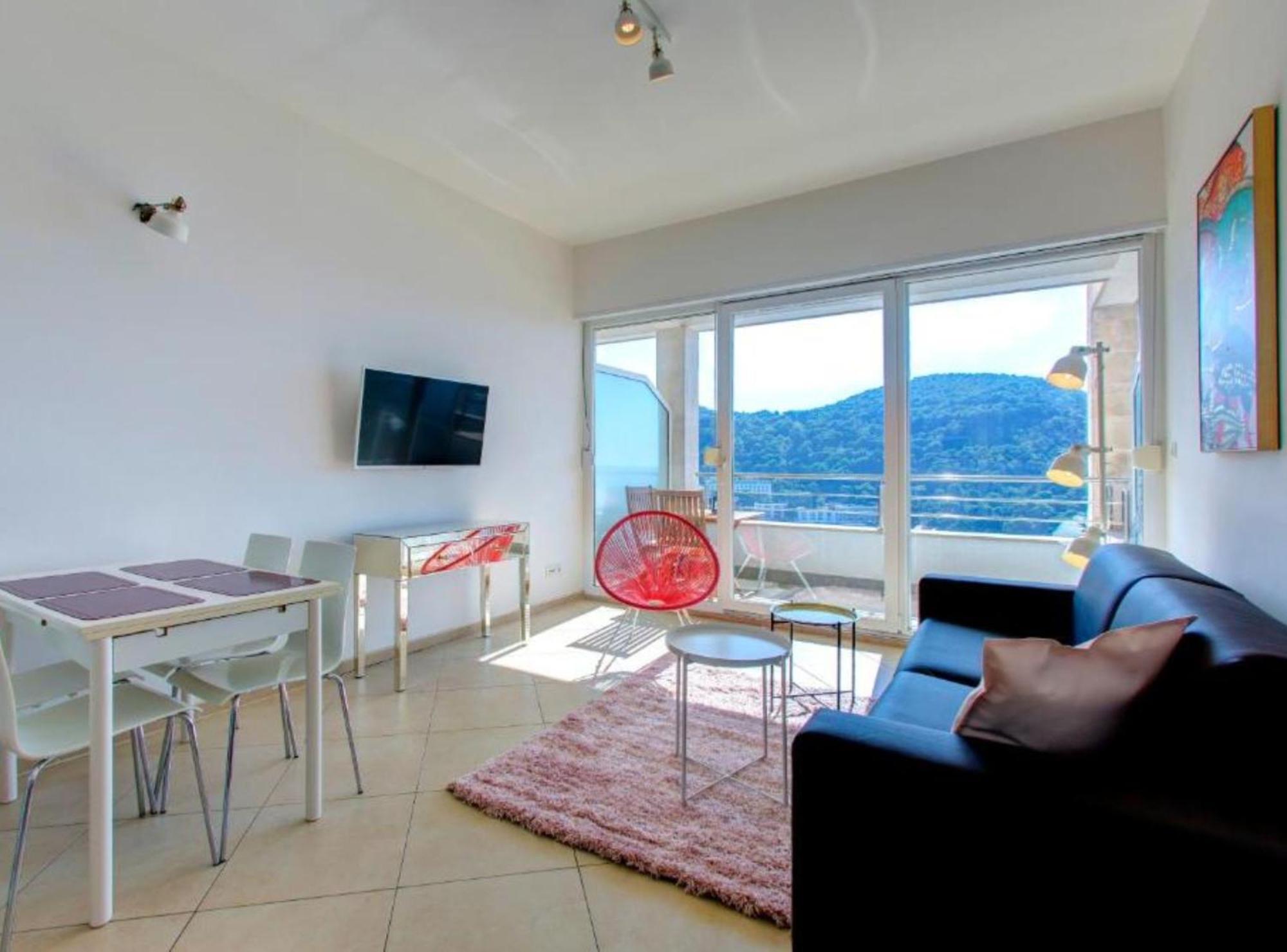 By The Sea Apartment *