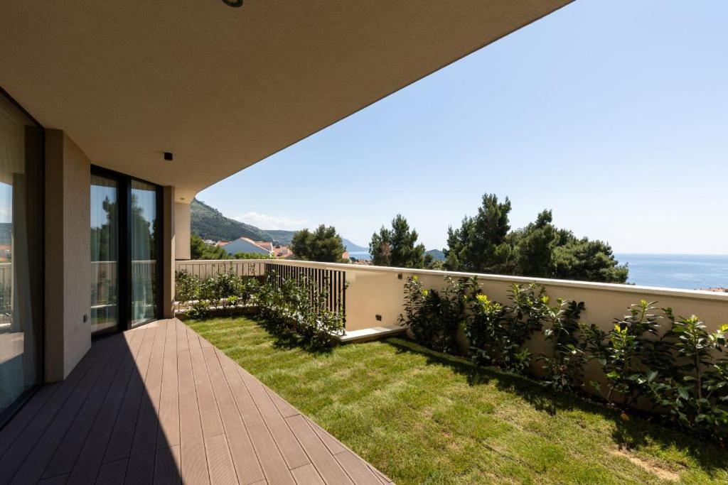 Modern In With Infinity Rooftop Pool Villa