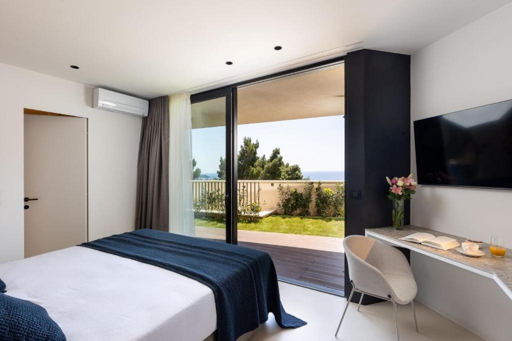 Modern In With Infinity Rooftop Pool