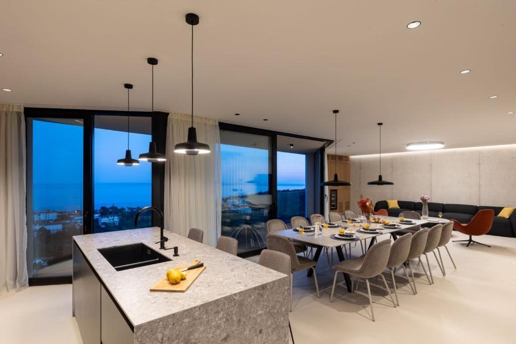 Modern In With Infinity Rooftop Pool *