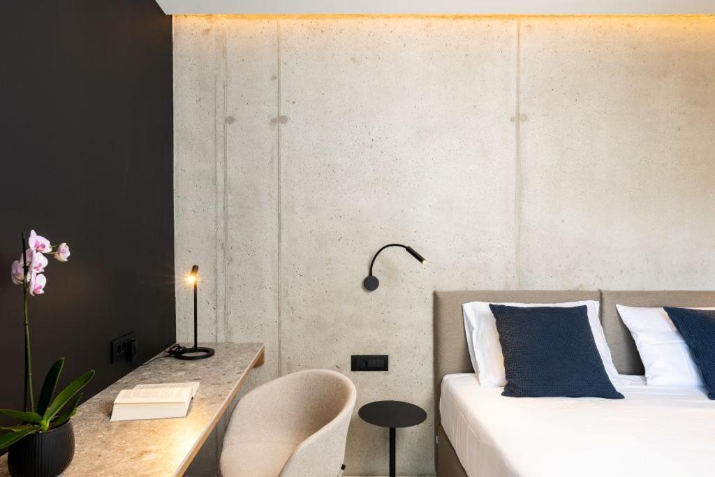 Modern In With Infinity Rooftop Pool *