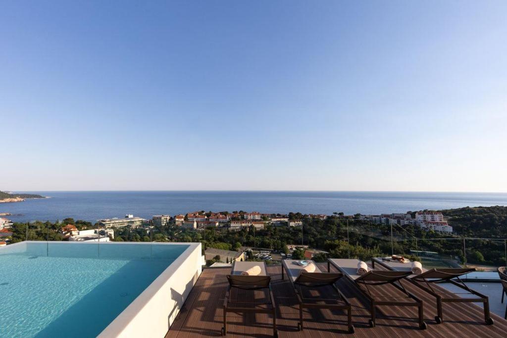 Modern In With Infinity Rooftop Pool Villa