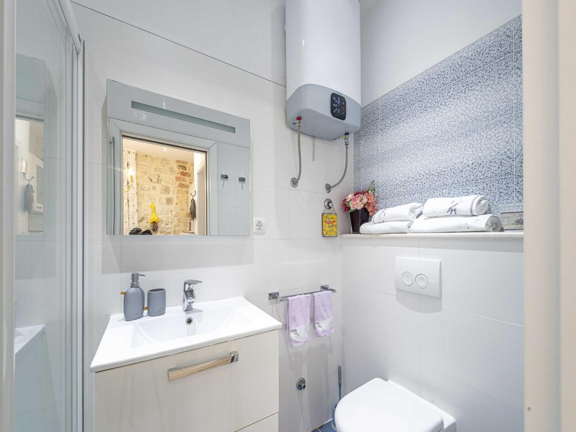 L & L Old Town - One Bedroom *