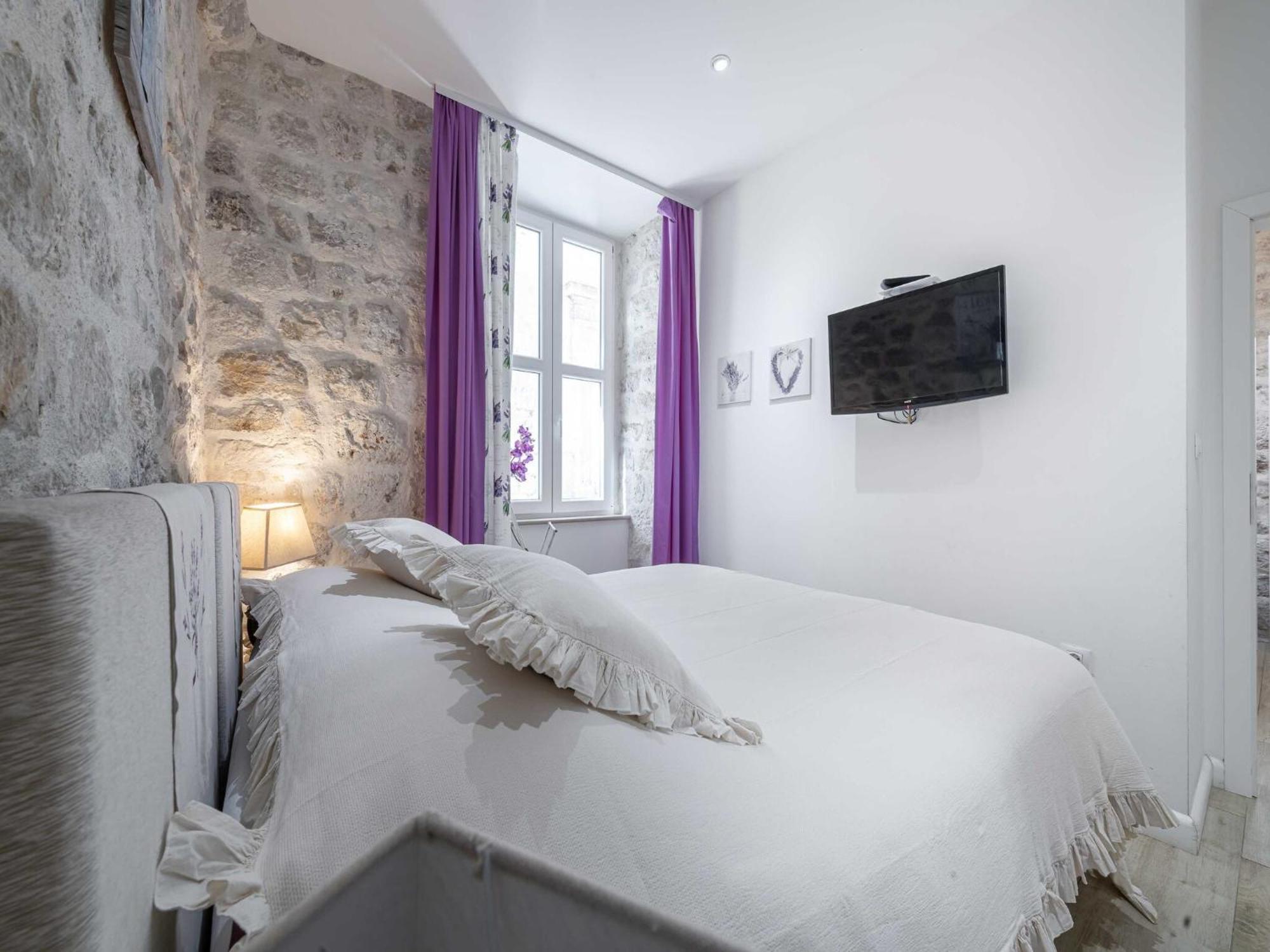 L & L Old Town - One Bedroom Apartment *