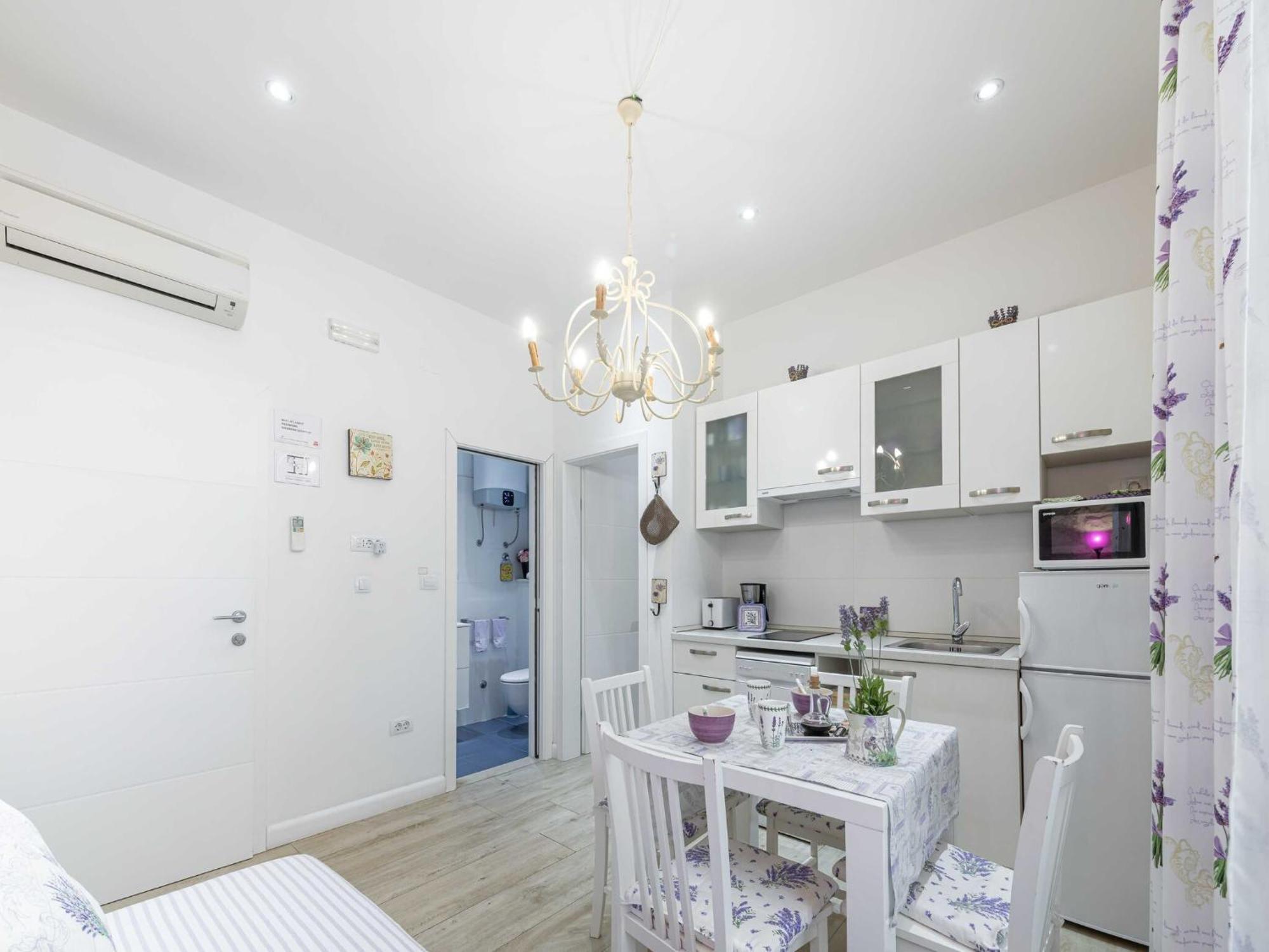 L & L Old Town - One Bedroom