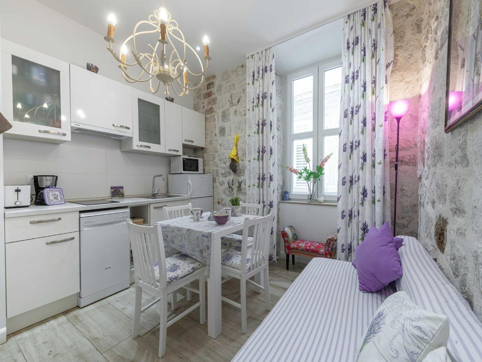 L & L Old Town - One Bedroom Apartment *