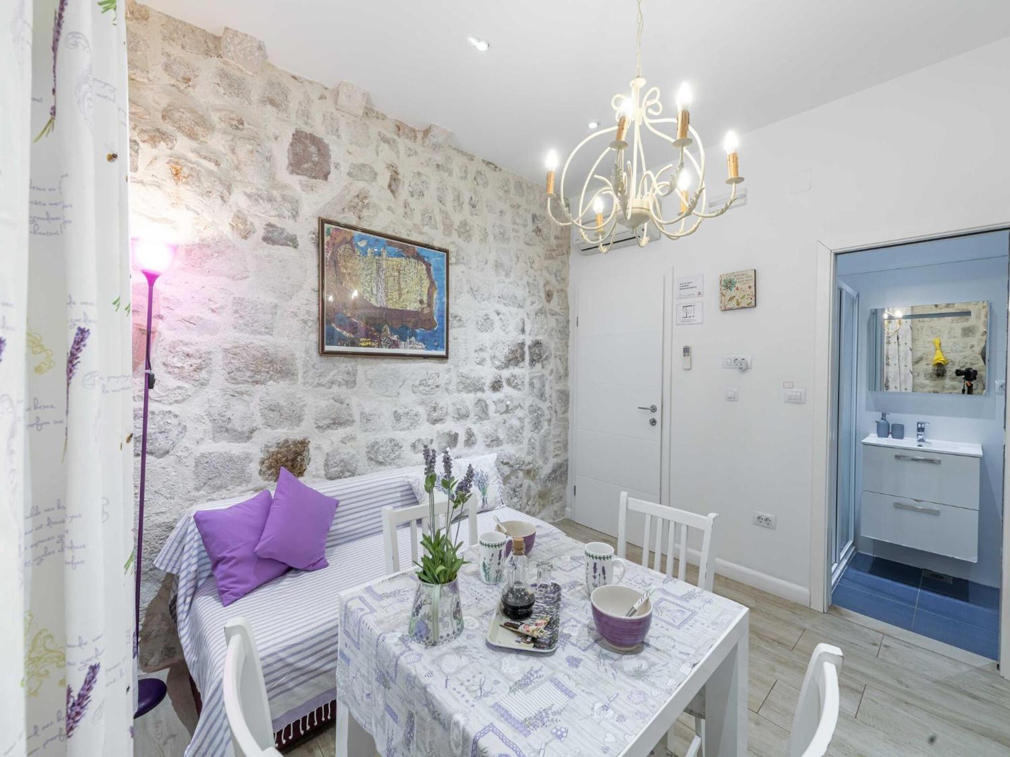 L & L Old Town - One Bedroom *