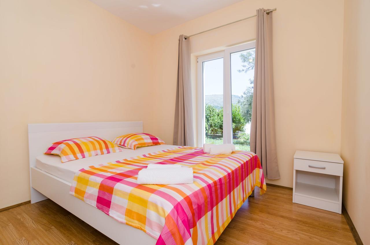 Guest house & Tapera