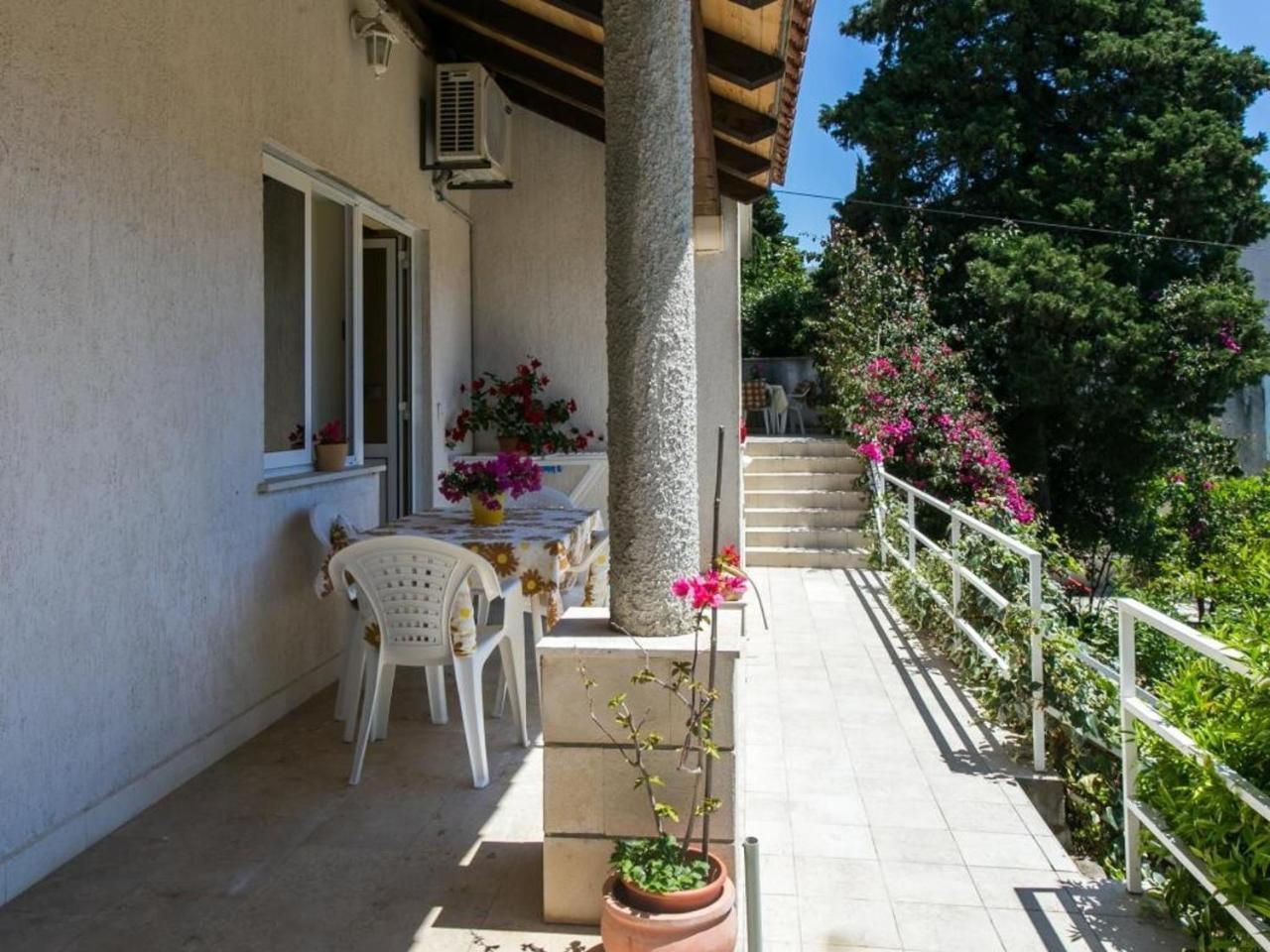 Elelu - Two-bedroom With Terrace