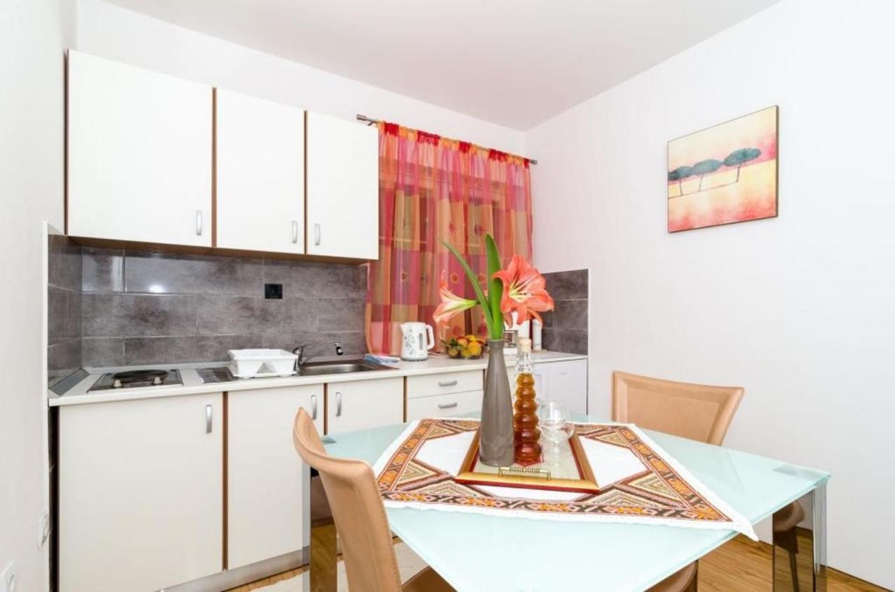 Dea - One-bedroom With Terrace