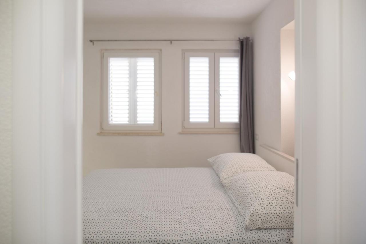 Serious Job Apartment *