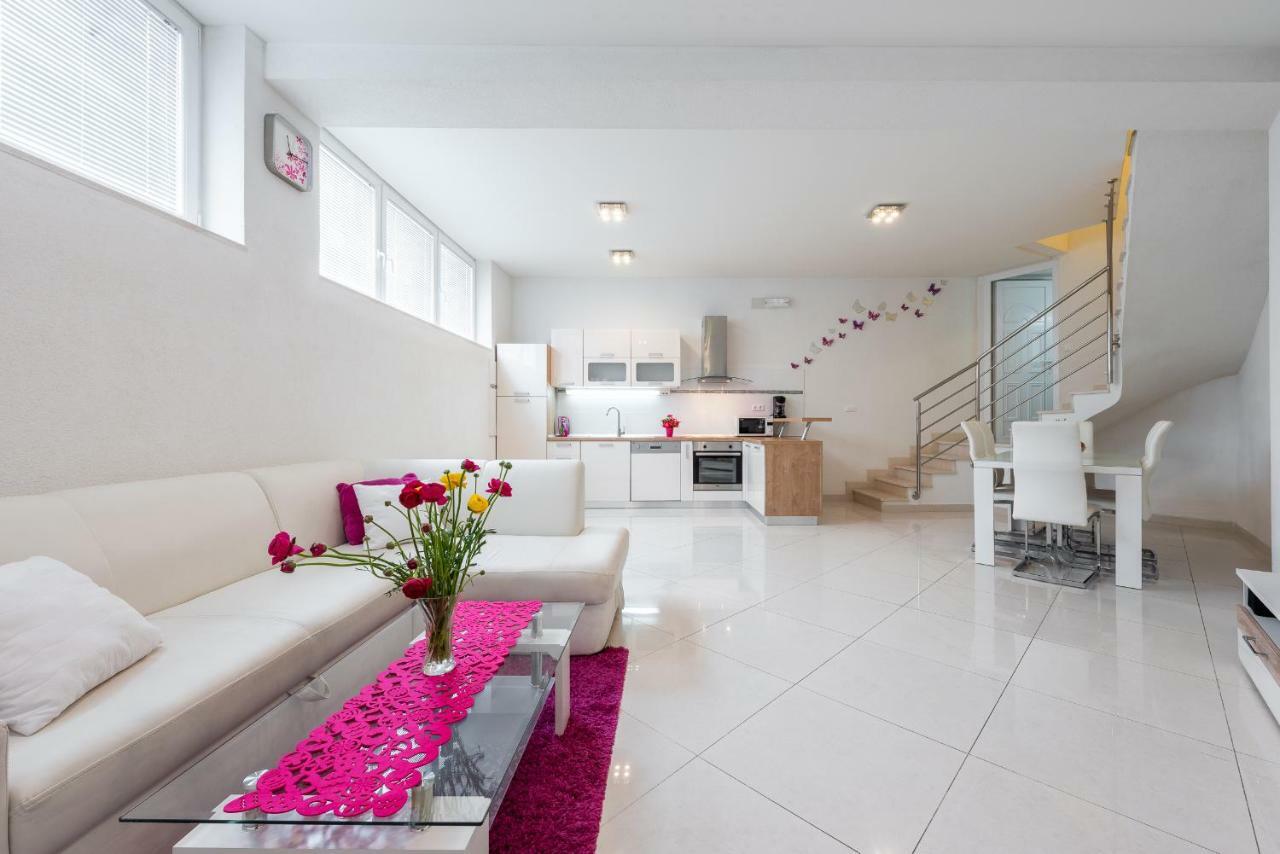 Luxury Sensation Spacious & Free Private Garage Apartment