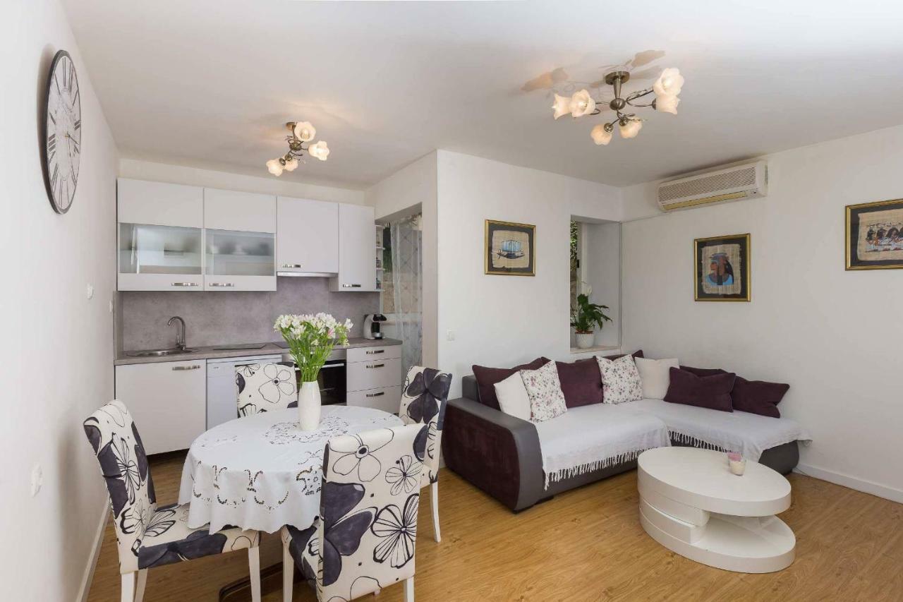 Apartment White Rose *