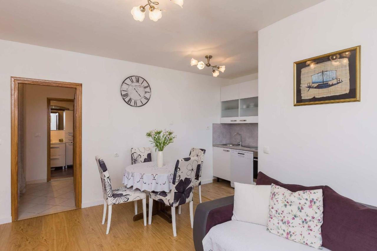 White Rose Apartment *