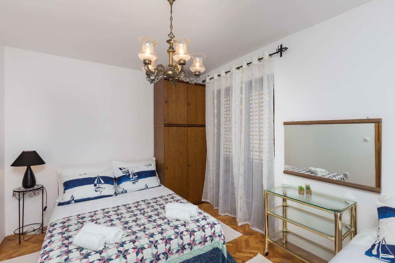 White Rose Apartment *