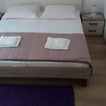 Mini Apartment Petra - Rooms Purple & Green With Kitchen And Garden