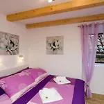Lavender Garden Apartments - Studio Apartment With City View First Floor - Apt 4