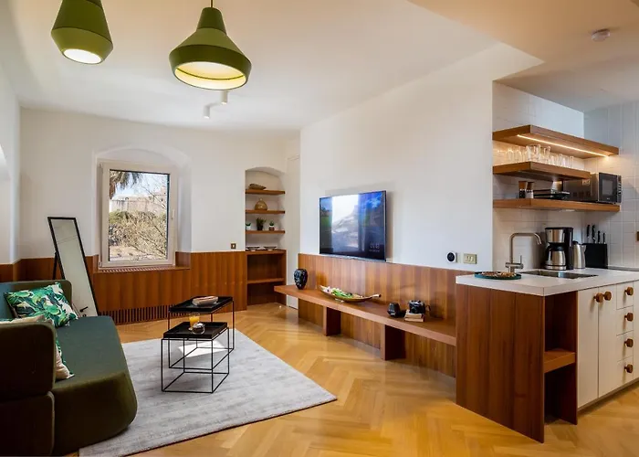 Deluxe Studio Socialist Chic Flavor