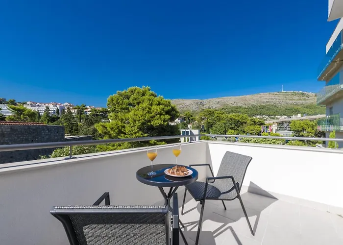 Apartment & Rooms Primi With Free Parking