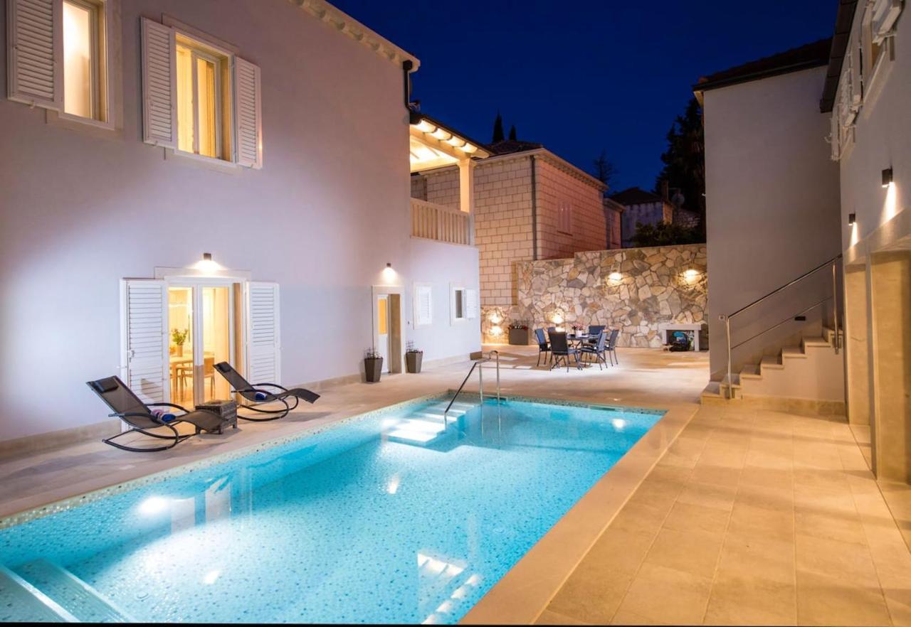 Villa Spacious With Private Pool In *